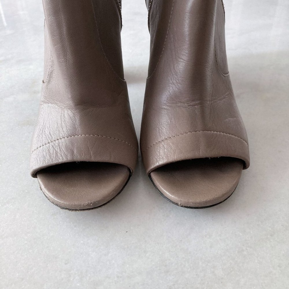 Vince tan / taupe / clay leather ankle boots / booties with chunky heel open toe - Picture 9 of 11